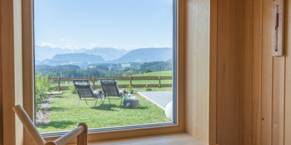 Hüttendorf - Rauchen: nur im Freien erlaubt - PLZ 6884 (Österreich) - Liegefläche vor der Sauna - DIE ZWEI Sonnen Chalets