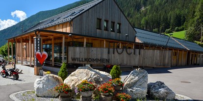 Hüttendorf - Doppelbett - Weißpriach - Rezeption und Restaurant - HOCHoben camp & explore
