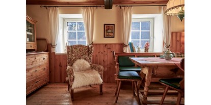 Hüttendorf - zustellbares Kinderbett - Kleinreifling - Stube - Romantische Ferienhütte
