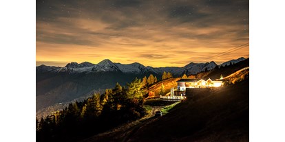 Hüttendorf - Schwerpunkt: Romantikurlaub - Naturns - Nachtaufnahme - STERN MOUNTAIN CHALETS ****