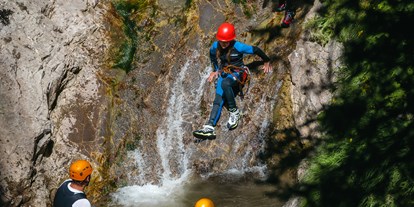 Hüttendorf - Whirlpool: beim Chalet - Lochau - Die Berghaus Jugend beim Canyoning in Schröcken - Berghaus Schröcken