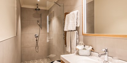 Hüttendorf - Hot Tub: beim Chalet - St. Gerold - Badezimmer im Apartment im Berghaus Schröcken - Berghaus Schröcken