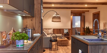 Hüttendorf - Typ: Chalet an der Piste - Wohn- und Küchenbereich im Apartment Auszeit im Berghaus Schröcken - Berghaus Schröcken