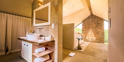 Hüttendorf - Anreise mit dem Auto - Neureiteregg - Offenes Badezimmer im Chalet Polarfuchs - Golden Hill Country Chalets & Suites