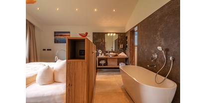 Hüttendorf - Einzelbett - Pfronten - Schlafzimmer mit freistehender Badewanne - Gränobel Chalets