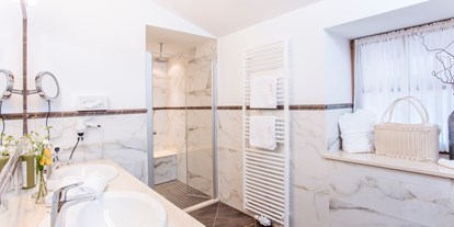 Hüttendorf - tägliche Reinigung - Niedernsill - Almhütten-Suite Badezimmer - Chalets am Hotel Der Lärchenhof