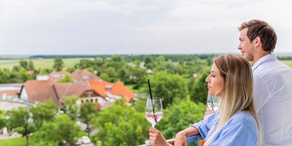Hüttendorf - Massagen: im Chalet - Pamhagen - Cocktail auf der Panoramalounge - VILA VITA Pannonia