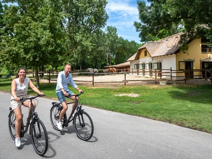 Hüttendorf - Typ: Seehütte - Kroatisch Minihof / Mjenovo - Radfahren durch das Resort 
 - VILA VITA Pannonia