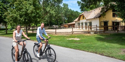 Hüttendorf - Schwerpunkt: Romantikurlaub - Pamhagen - Radfahren durch das Resort 
 - VILA VITA Pannonia