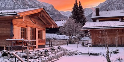 Hüttendorf - Typ: Almhütte - PLZ 6888 (Österreich) - Morgenrot-Stimmung mit Blick zum Nebelhorn 
... im Vordergrund unser Schwimmteich, der auch im Winter unsere Sauna-Fans begeistert  - Alpglück Chalets *****