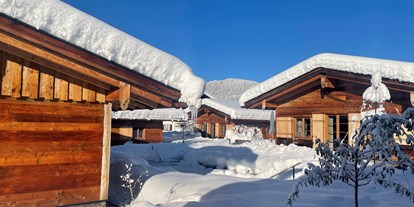 Hüttendorf - Umgebungsschwerpunkt: See - PLZ 87538 (Deutschland) - Dick verschneite Dächer auf den Alpglück Chalets in Oberstdorf  - Alpglück Chalets *****