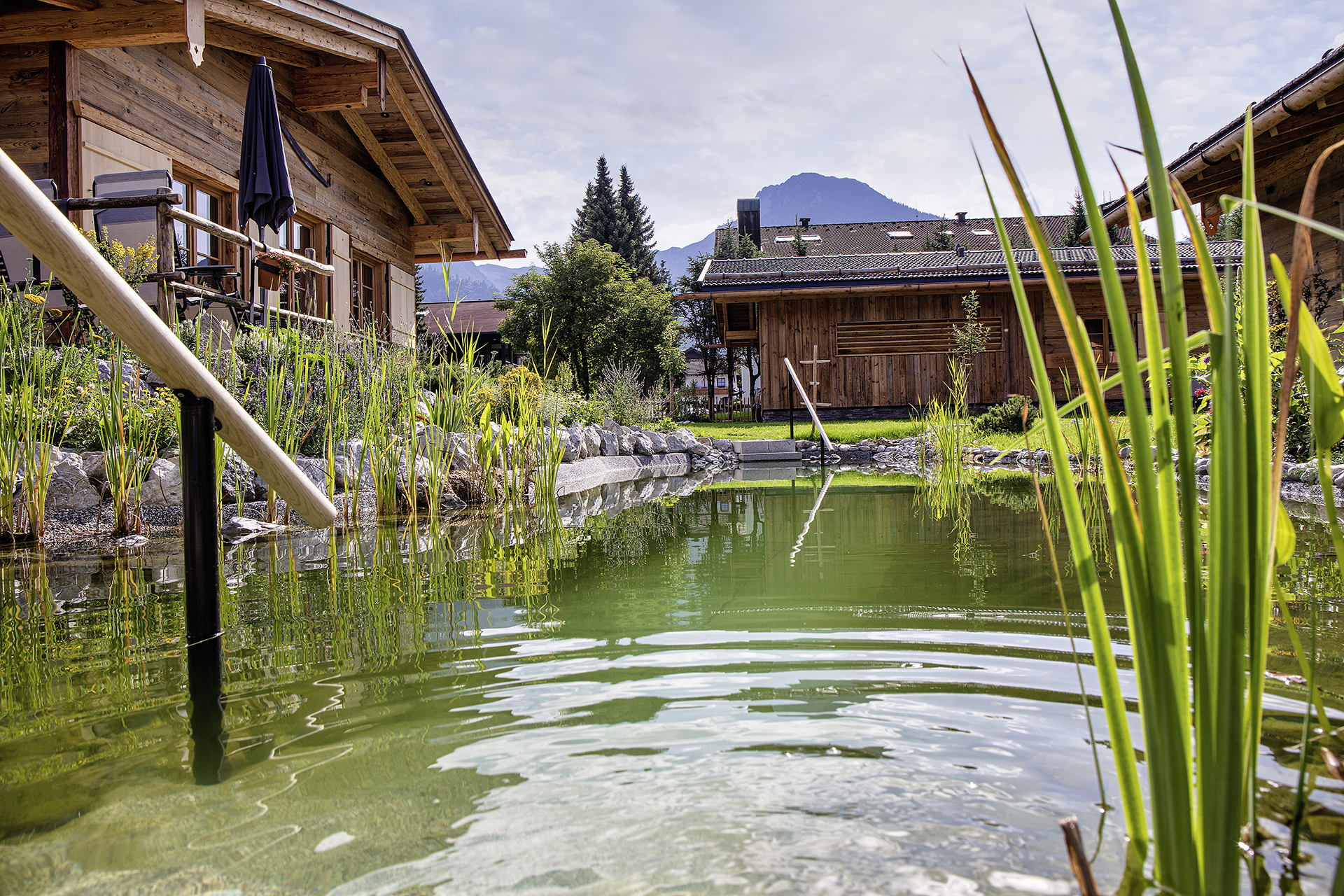 Chalet - Freut euch nach erlebnisreichen Berg-Wanderungen auf unseren erfrischenden Natur-Schwimmteich  - Alpglück Chalets *****