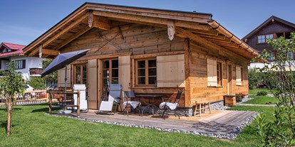 Hüttendorf - Private Spa - PLZ 6433 (Österreich) - Außenansicht Chalet Hoibar mit Terrasse - Alpglück Chalets *****