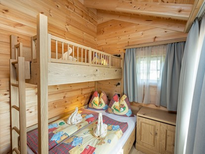Hüttendorf - Gartengrill - Obsmarkt - Kinder-Schlafzimmer mit Etagenbett. Unteres Bett geeignet für 2 Kinder, gerne auch für Erwachsene. - Dorf-Chalets Filzmoos