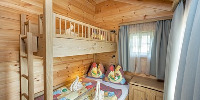 Hüttendorf - Doppelbett - PLZ 5612 (Österreich) - Kinder-Schlafzimmer mit Etagenbett. Unteres Bett geeignet für 2 Kinder, gerne auch für Erwachsene. - Dorf-Chalets Filzmoos