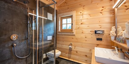 Hüttendorf - Mikrowelle - PLZ 5531 (Österreich) - 2. Badezimmer mit Dusche/WC oben - Dorf-Chalets Filzmoos