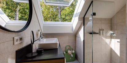 Hüttendorf - zustellbares Kinderbett - Sommer - Badezimmer im Obergeschoss - Hideaway Hotel Montestyria Chalets & Suiten
