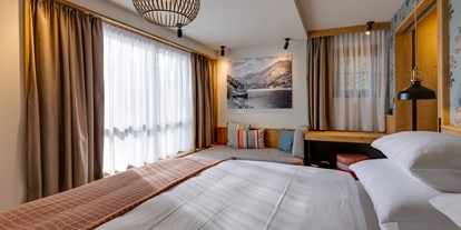 Hüttendorf - Balkon - Palfau - Schlafzimmer im Untergeschoss - Hideaway Hotel Montestyria Chalets & Suiten