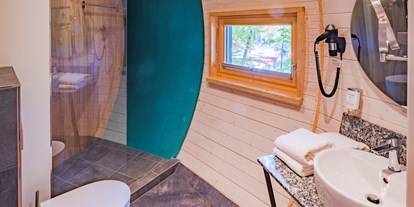 Hüttendorf - Typ: Baumchalet - Badezimmer vom Baumhaus Oktagon - sonnenresort ETTERSHAUS