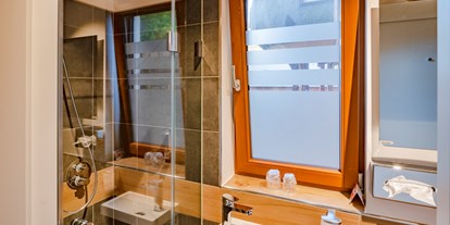 Hüttendorf - Massagen: im Hauptgebäude - Deutschland - Badezimmer vom Baumhaus Elvis / Jr. - sonnenresort ETTERSHAUS