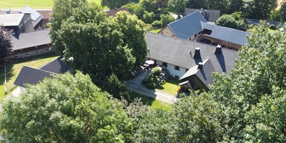 Hüttendorf - offener Kamin - Bayreuth - Blick in den Garten unseres Landhaus Chalets - im Hintergrund das Dach unseres Scheunenlofts - Das MUSSEA Landhaus Chalet & Scheunenloft