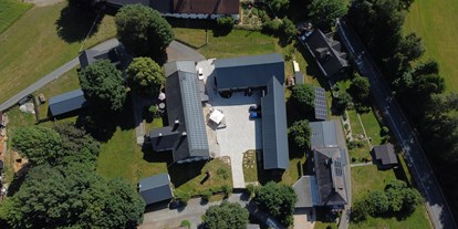 Hüttendorf - Deutschland - Unser Hof von oben - links der Landhaus-Garten quer in der Mitte das Scheunenloft - Das MUSSEA Landhaus Chalet & Scheunenloft
