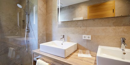Hüttendorf - Sauna: im Hauptgebäude - Tux - Badezimmer mit Dusche und Doppelwaschbecken - Chalets Hubertus 