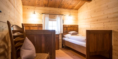 Hüttendorf - Einzelbett - Plankau - Weistanne an den Wänden und Vollholzmöbel findet man in allen Zimmern des Chalets - Alpenchalet KÄTH & NANEI