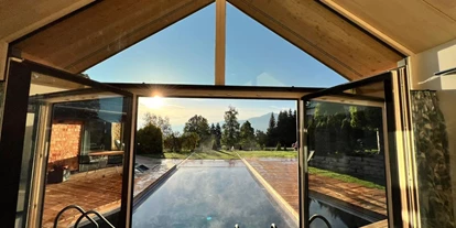 Hüttendorf - Anreise mit dem Auto - Trautenfels - Privater Infinitypool ganzjährig beheizt (30 Grad, 4 x 8 m)
Private Panorama Sauna - Luxus Chalet Annelies