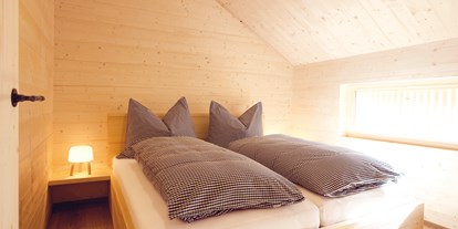 Hüttendorf - Doppelbett - Nenzing - Schlafzimmer 1 - Casalpin Chalets in Brand