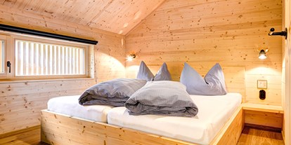 Hüttendorf - Doppelbett - Nenzing - Schlafzimmer 2 - Casalpin Chalets in Brand