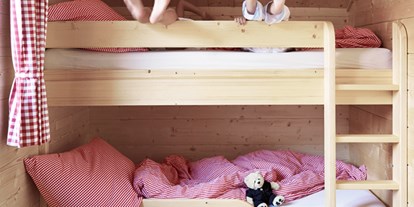 Hüttendorf - Doppelbett - Skigebiet Brandnertal - Schlafzimmer 3 (Kinderzimmer) - Casalpin Chalets in Brand