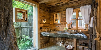 Hüttendorf - King Size Bett - Taugl - Offenes Badezimmer mit Dusche im Berg-, Premium-, Willy Bogner Chalet und in der Villa WOSSA - PRIESTEREGG Premium ECO Resort