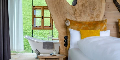 Hüttendorf - Umgebungsschwerpunkt: am Land - Großgmain - Schlafzimmer mit freistehender Badewanne in der Villa ETANER - PRIESTEREGG Premium ECO Resort