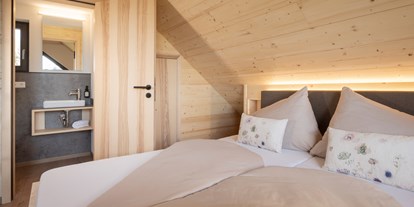Hüttendorf - Sauna: im Chalet - Region Schwaben - Schlafzimmer / WC OG - Streuobst Chalets