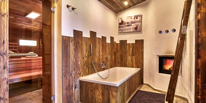 Hüttendorf - Badezimmer mit angrenzender Sauna Chalet GLÜCKlich - Traumhütten für Zwoa