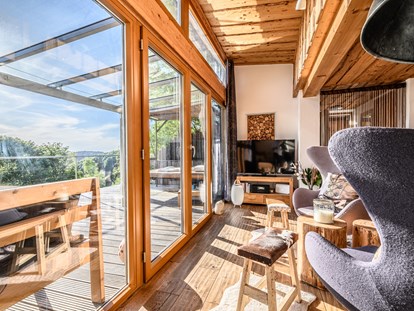 Hüttendorf - Sauna: im Chalet - Panorama-Fensterfront Chalet ZWEIsamkeit - Traumhütten für Zwoa