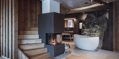 Hüttendorf - Typ: Luxuschalet - Vorderkrimml - Kamin und freistehende Badewanne im Traditionschalet - Amus Chalets Dolomites
