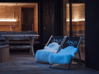 Hüttendorf - Skitouren - Rasen Antholz - Jedes Chalet hat eine eigene finnische Saune mit Panoramafenster - Amus Chalets Dolomites