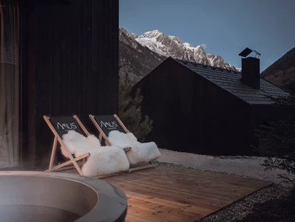 Hüttendorf - Selbstversorger - Ahrntal - Jedes Chalet hat einen Hot Tub/Hot Pot auf der Terrasse, der mit frischen Quellwasser gefüllt und gewärmt wird  - Amus Chalets Dolomites
