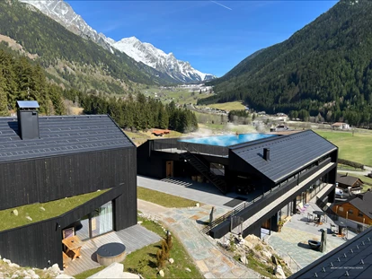 Hüttendorf - Schwerpunkt: Wanderurlaub - Ahrntal - Der neue 360° Montium-Pool - Amus Chalets Dolomites