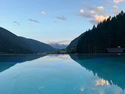 Hüttendorf - Abendliche Aussicht vom 360° Montium Pool - Amus Chalets Dolomites