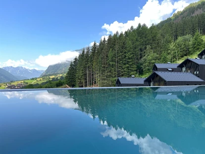 Hüttendorf - Aussicht Talauswärts vom 360° Montium Pool - Amus Chalets Dolomites