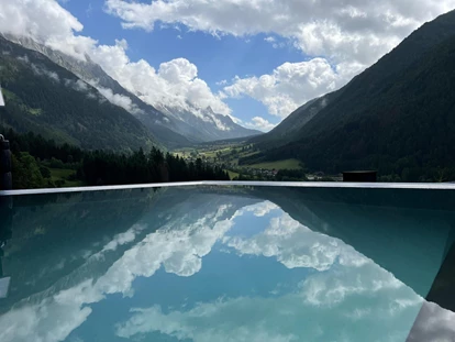 Hüttendorf - Aussicht Taleinwärts vom 360° Montium Pool - Amus Chalets Dolomites