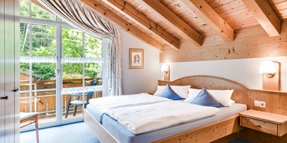 Hüttendorf - Doppelbett - Rinnen - Schlafzimmer Ferienwohnung - Waldchalets Allgäu