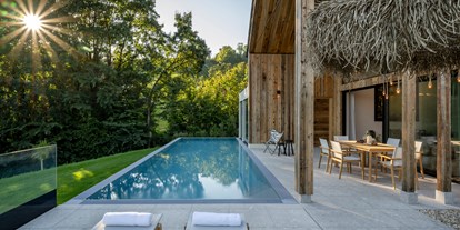 Hüttendorf - Pools: Infinity Pool - Gamlitz - Außenansicht - Farmhouse & Pool - Julianhof - Premium Guesthouse & Spa