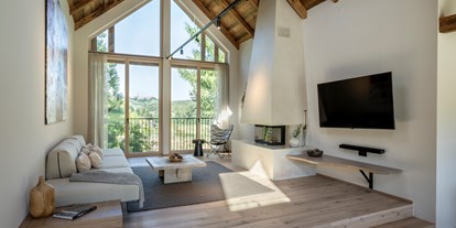 Hüttendorf - Typ: Lodge - Wohnbereich im Beachhouse & Pool.  - Julianhof - Premium Guesthouse & Spa