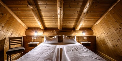 Hüttendorf - Doppelbett - Bayern - Chalet Morgensonne Schlafzimmer - Heumanns Blockhäuser am Wald
