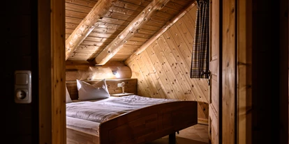 Hüttendorf - Doppelbett - Pyrbaum - Chalet Morgensonne Schlafzimmer - Heumanns Blockhäuser am Wald