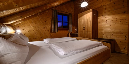 Hüttendorf - Doppelbett - Pyrbaum - Chalet Morgensonne Schlafzimmer - Heumanns Blockhäuser am Wald
